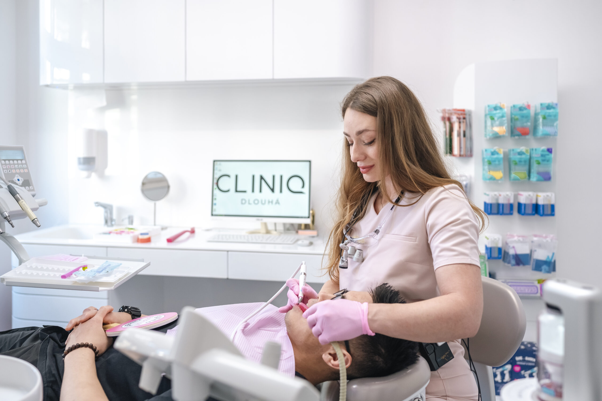 Dentální hygienistka ošetřuje pacienta v moderní zubní ordinaci Cliniq Dlouhá