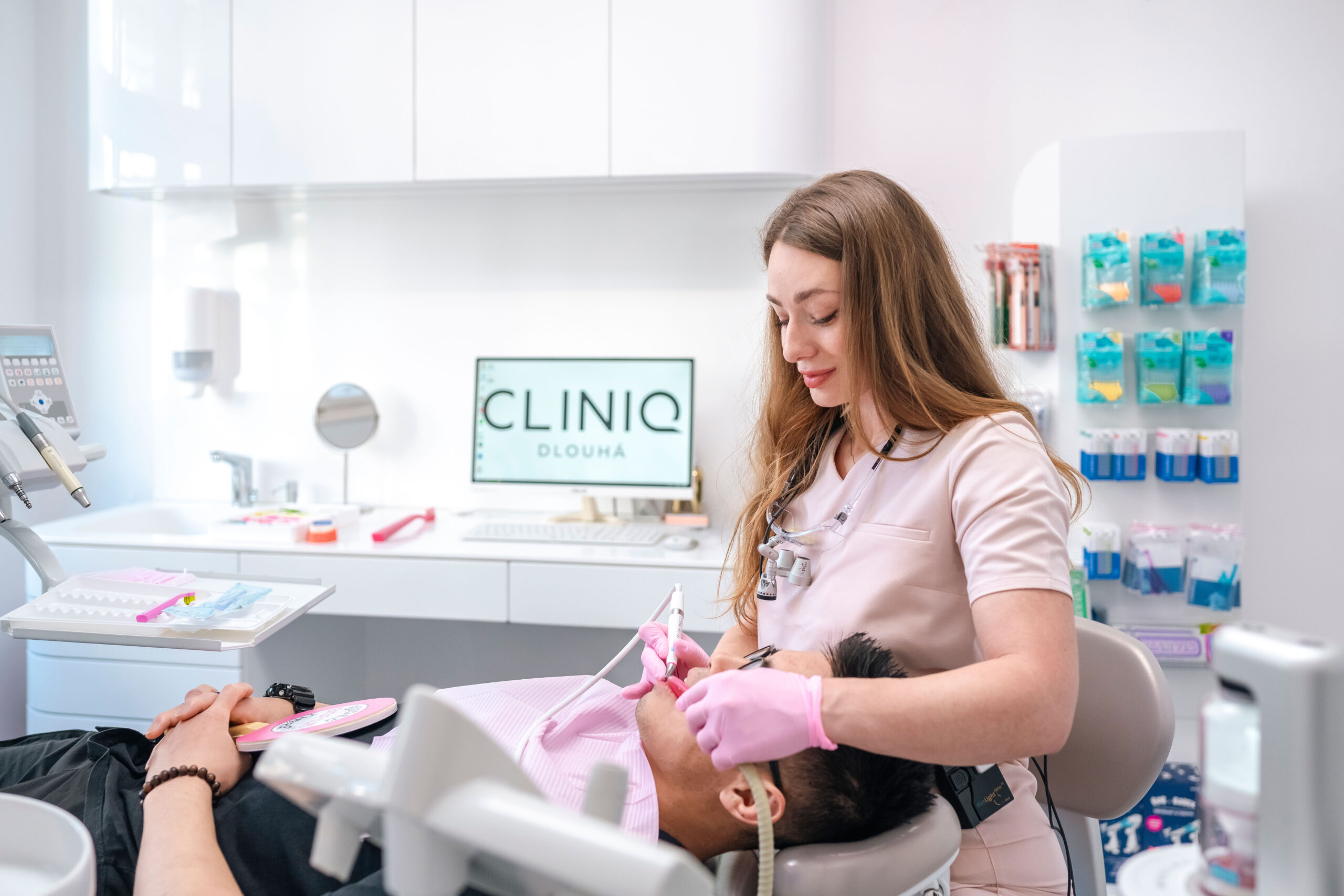 Dentální hygienistka provádí dentální hygienu