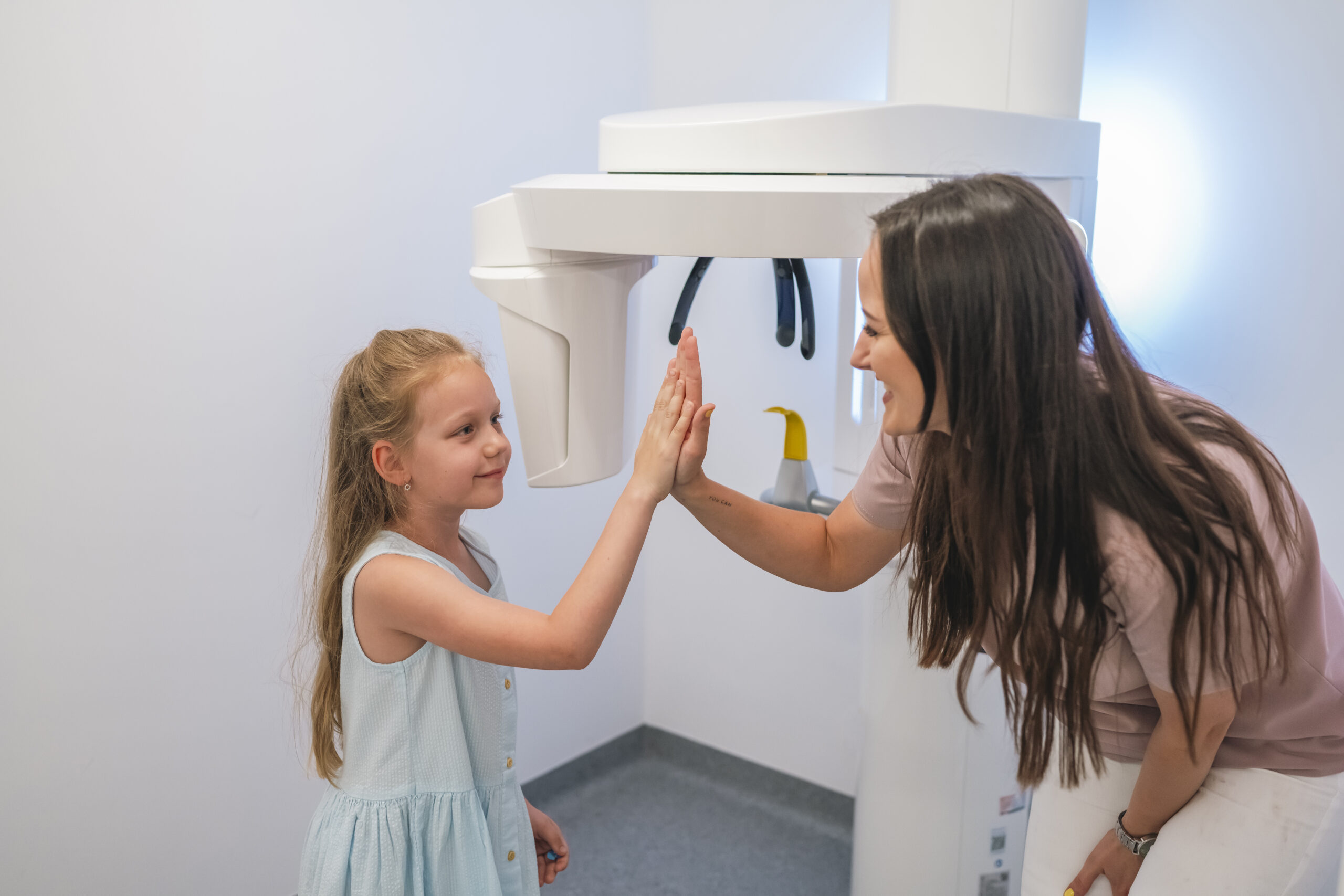 Dětská pacientka při dentálním rentgenu se zubní sestrou