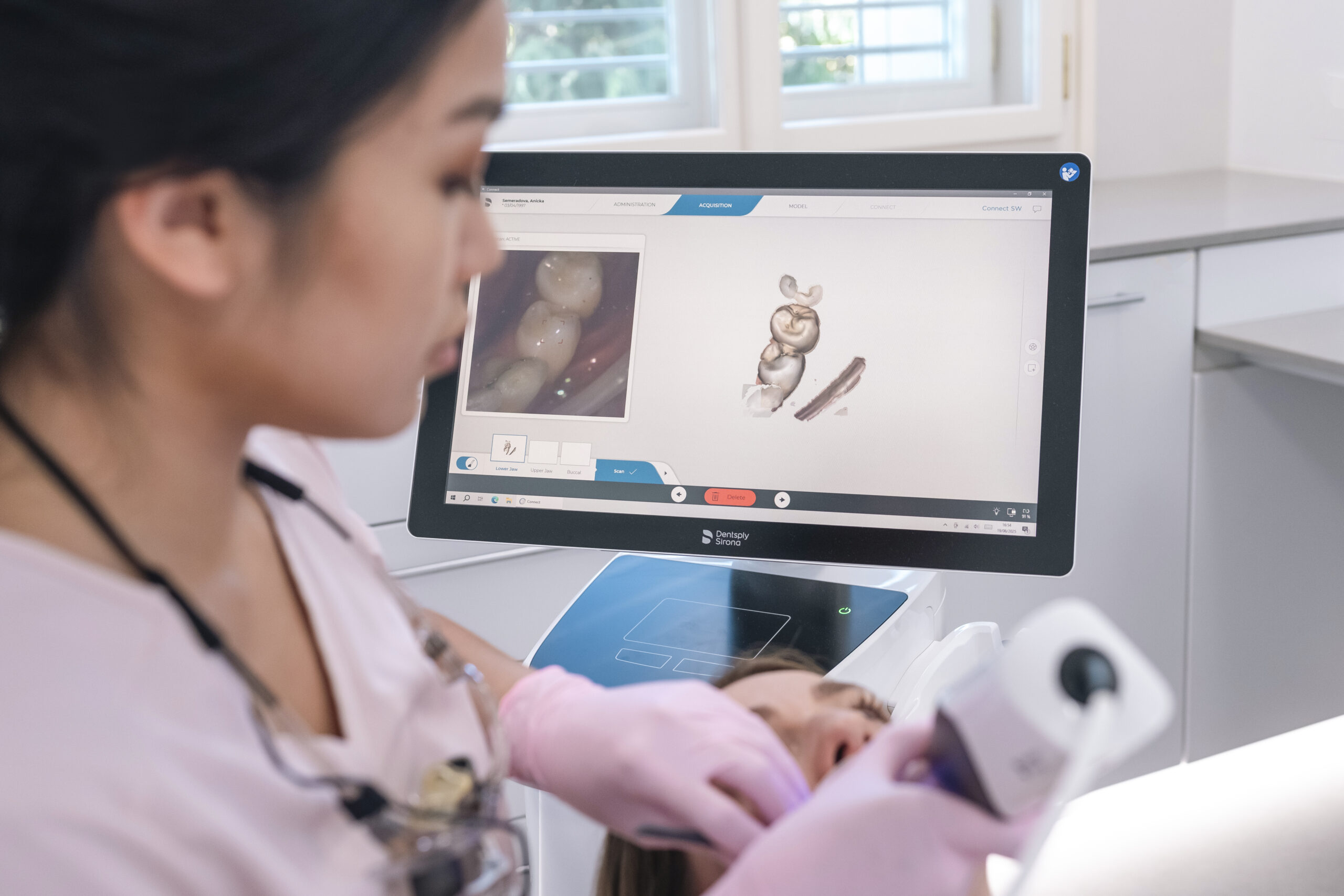 Digitální 3D sken zubů na monitoru během stomatologického vyšetření